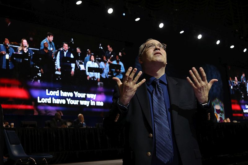 Leo Yates interpreting, with choir and projected words in background